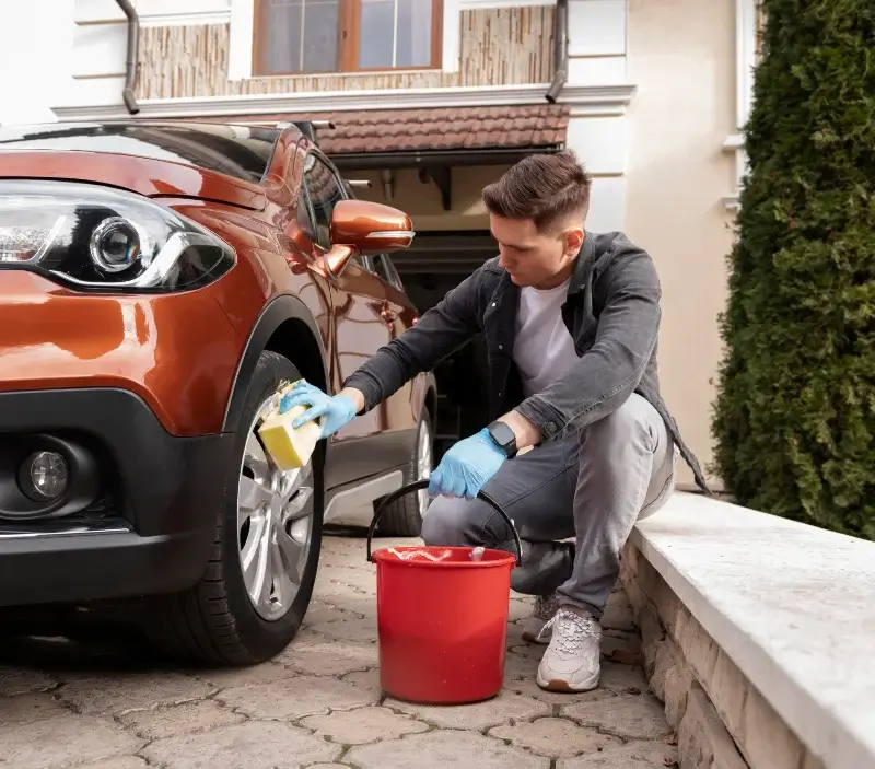 Lavage auto à domicile Ingrandes-le-Fresne-sur-Loire : professionnel intervenant sur un véhicule